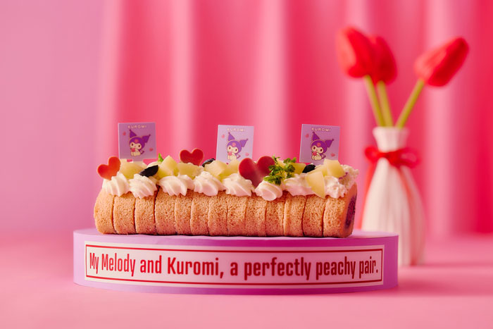 桃とブルーベリーのロールケーキの画像