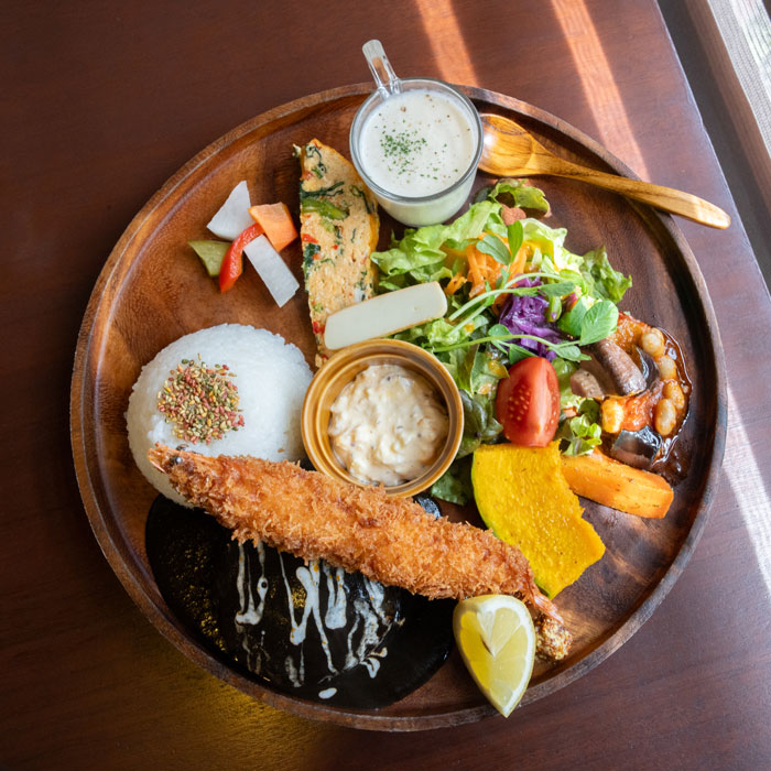 「京都れとろ洋食 LOCAVO」まっ黒なハンバーグなどの画像