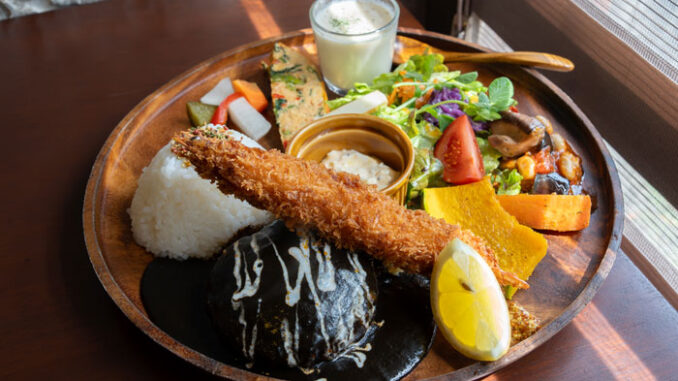 「京都れとろ洋食 LOCAVO」名物の黒デミバーグの画像