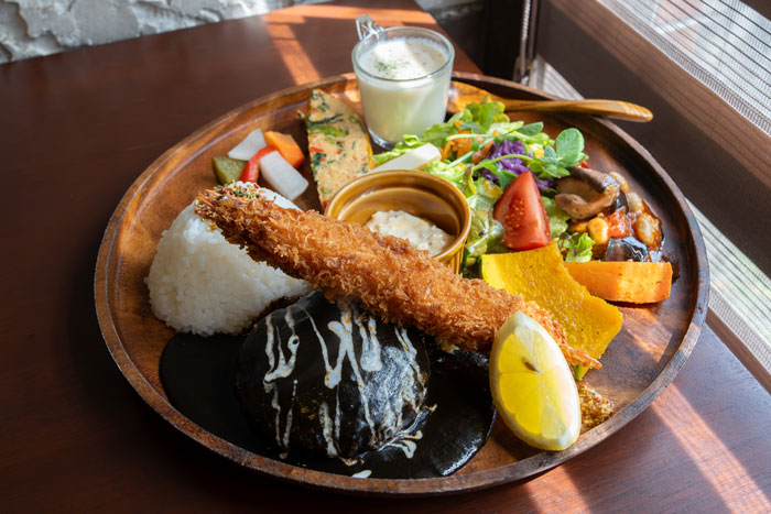 「京都れとろ洋食 LOCAVO」名物の黒デミバーグの画像
