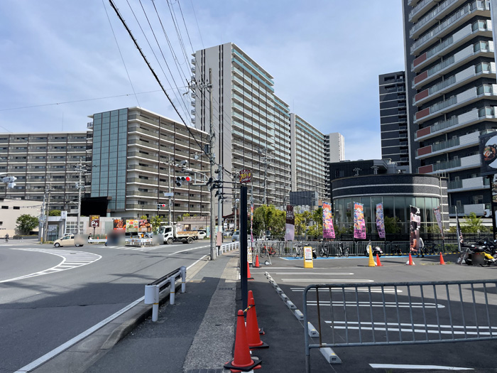 「旬彩遊膳 えんり庵」店舗前の通りの画像