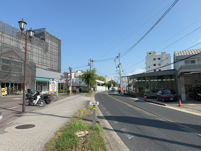 「エムズモール」となる施設の前の通りの画像