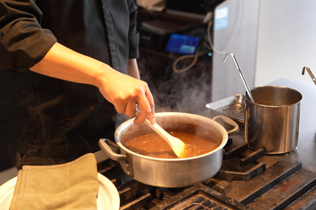 「鉄板焼ひがしまる。」のカレーを煮込んでいる画像