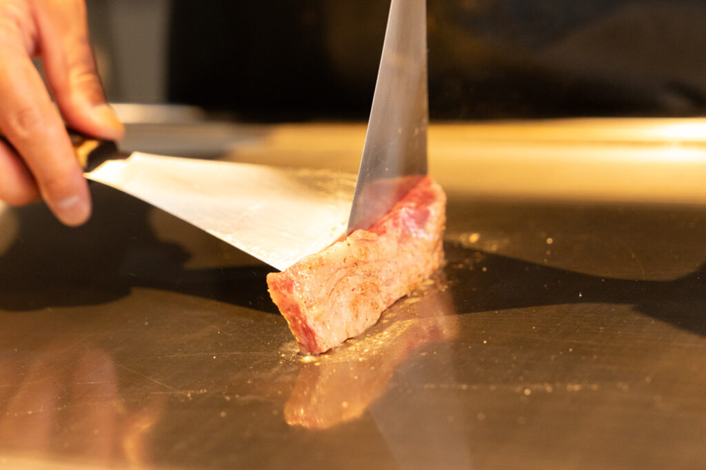 「鉄板焼ひがしまる。」のいいお肉を焼いている画像