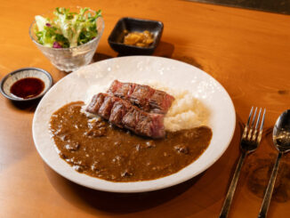 「鉄板焼ひがしまる。」のカレーの画像