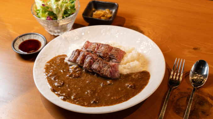 「鉄板焼ひがしまる。」のカレーの画像