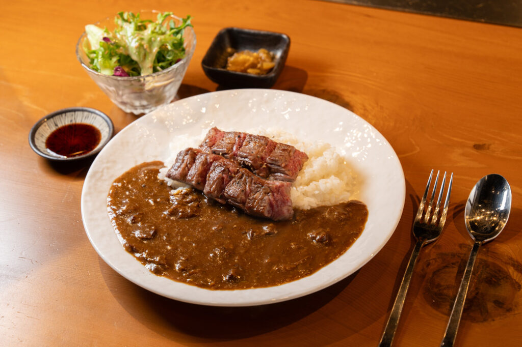 「鉄板焼ひがしまる。」のカレーの画像