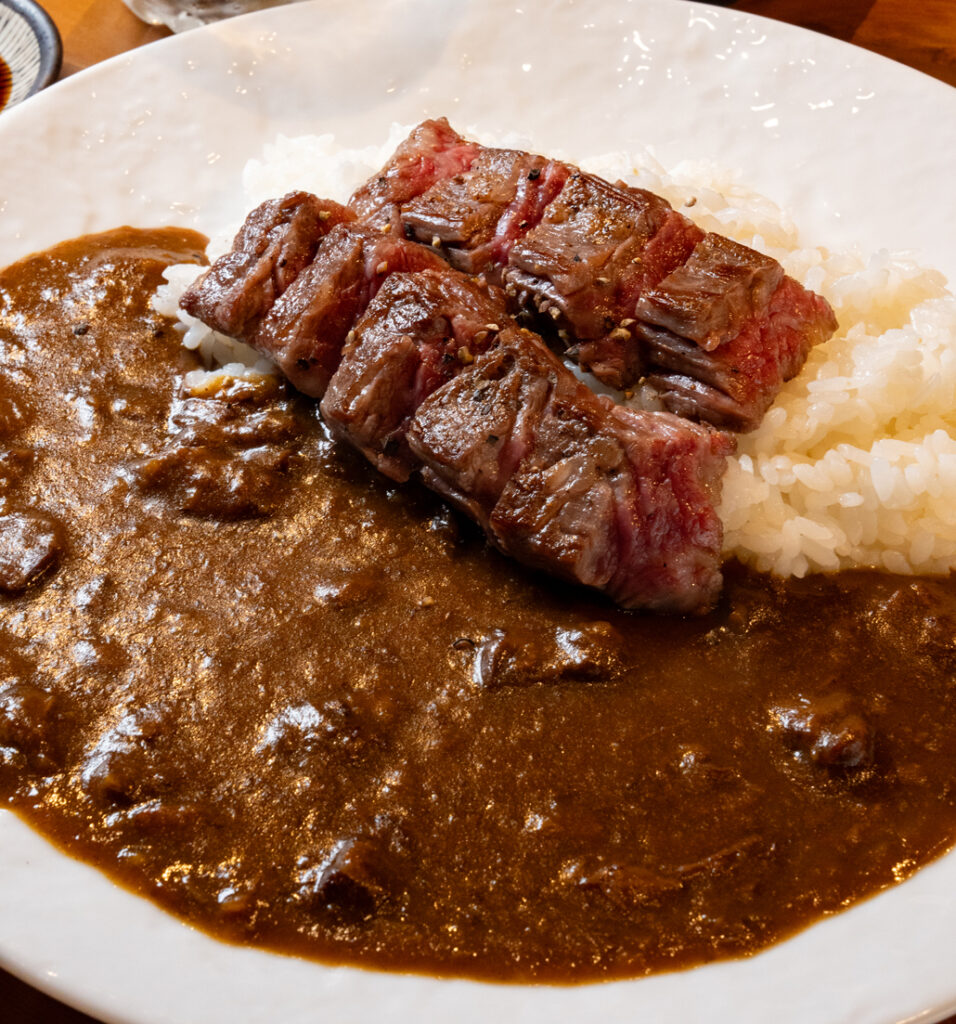 「鉄板焼ひがしまる。」の美味しそうなカレーのアップ画像