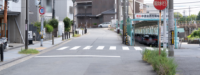 「シュクレ・サレ ジェラート」から駅方面へ進む画像