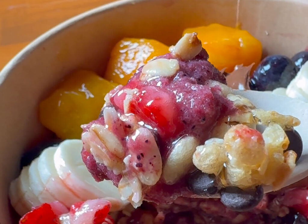 「Y-2 ACAI BOWL」のアサイーボウルを食べている画像