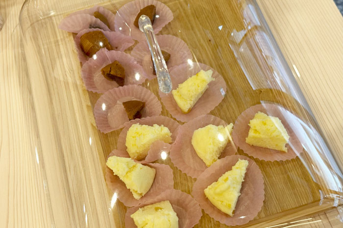 「あわしま堂 京都納屋町商店街店」の試食コーナーの画像