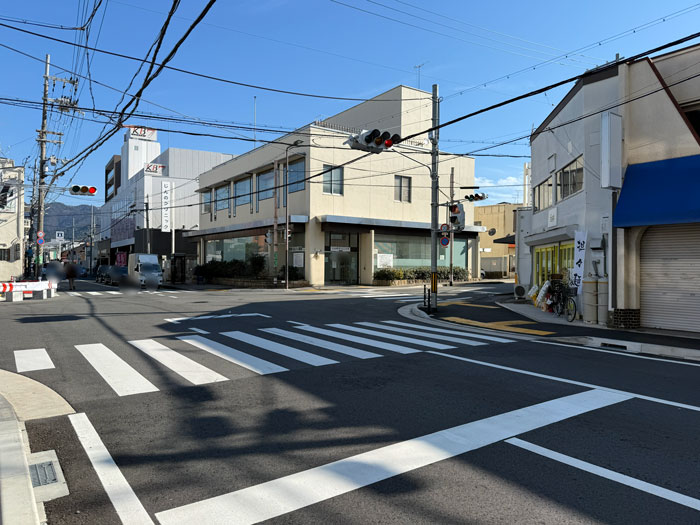 「担々麺 三国志 六地蔵店」のある交差点の画像