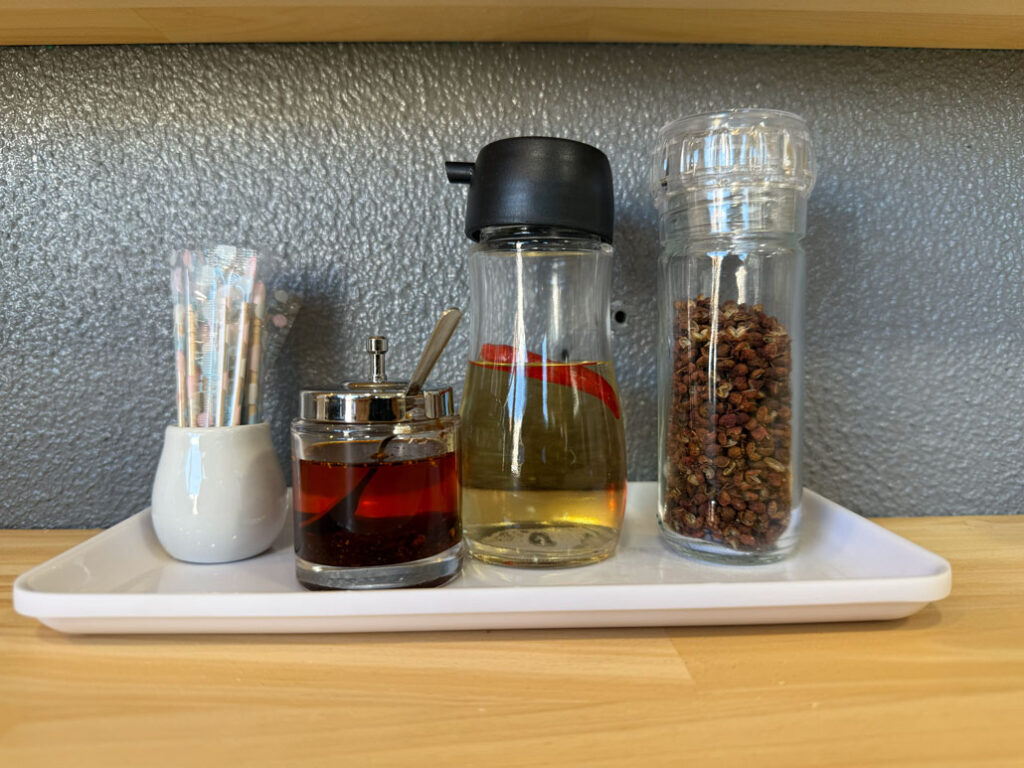 「担々麺 三国志 六地蔵店」の卓上の画像