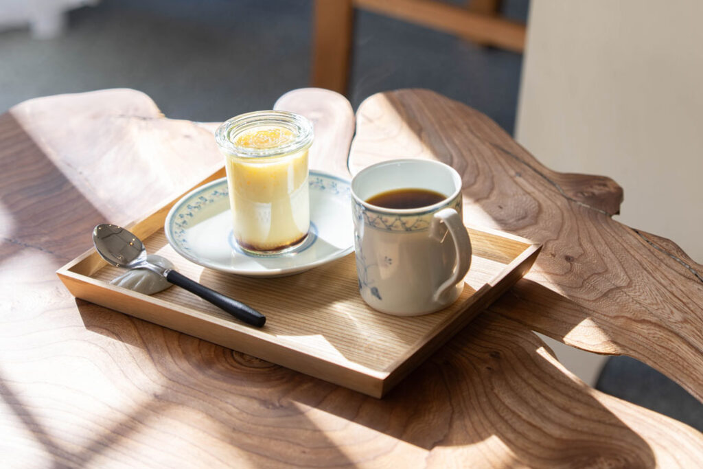 「MONATIC COFFEE」プリンとコーヒーの画像