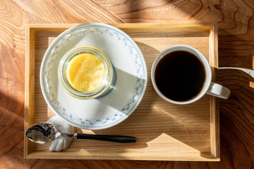 「MONATIC COFFEE」プリンとコーヒーをいただく画像