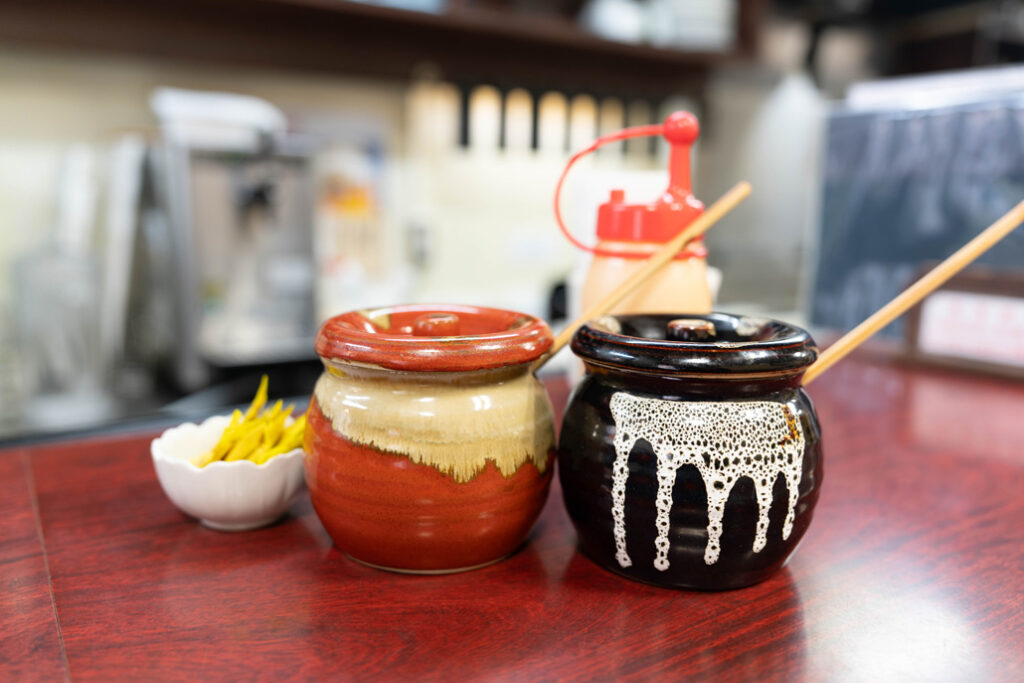 「かつ廣 桃山店」卓上のソースの画像