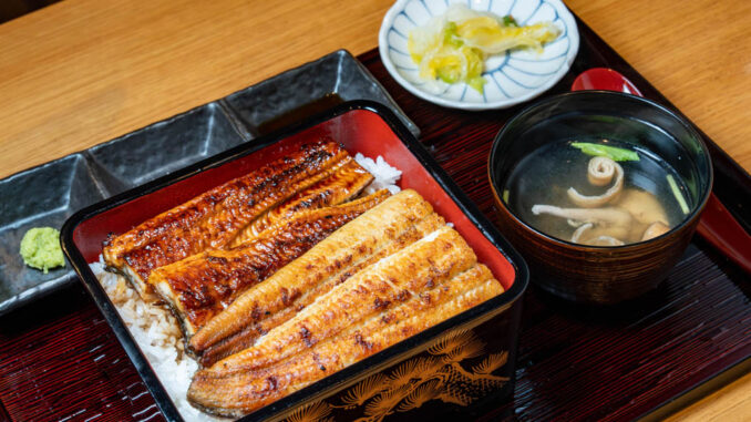 「うなぎ乃助 伏見桃山店」で食べた蒲焼・白焼の「あいもり重」の画像