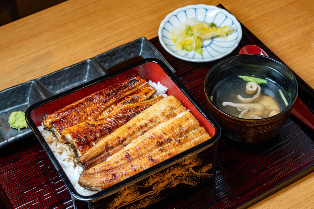 「うなぎ乃助 伏見桃山店」で食べた蒲焼・白焼の「あいもり重」の画像