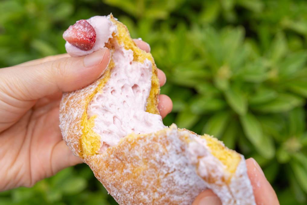 「京都 MOMOテラス店」のドーナツ（ストロベリー）を食べてる画像