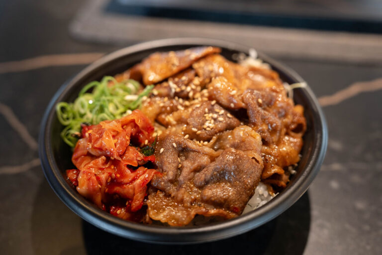 「GRILL BUS Hi.KYOTO」焼肉丼の画像