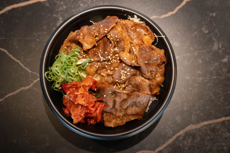 「GRILL BUS Hi.KYOTO」焼肉丼を食べる画像