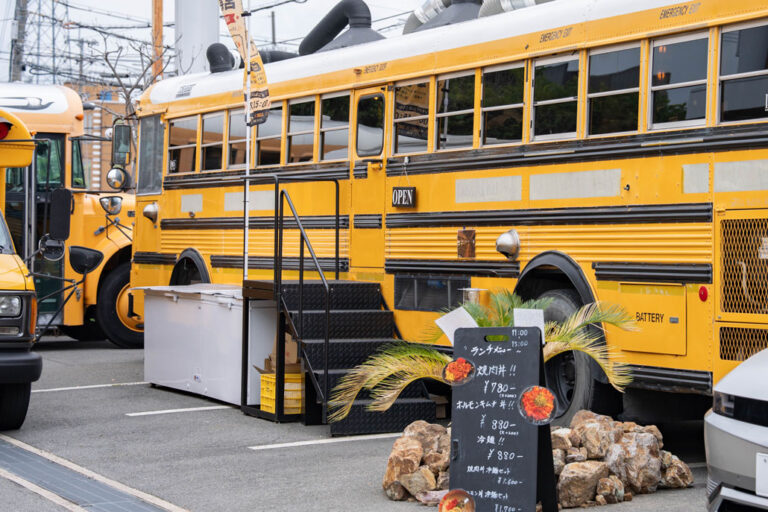 「GRILL BUS Hi.KYOTO」スクールバスの画像