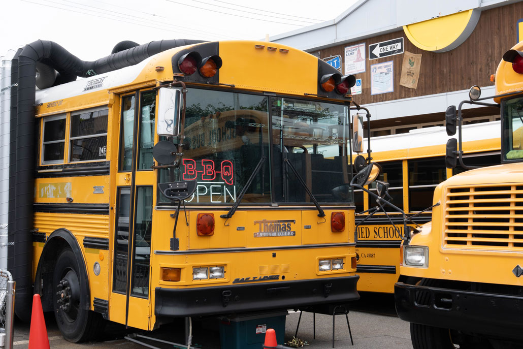 「GRILL BUS Hi.KYOTO」のバスを後ろから見た画像